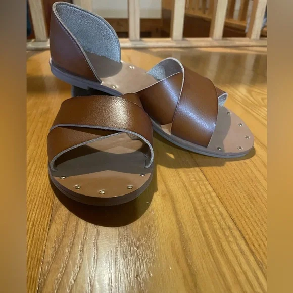 Universal Thread sandals, size 8 1/2. - Picture 5 of 5